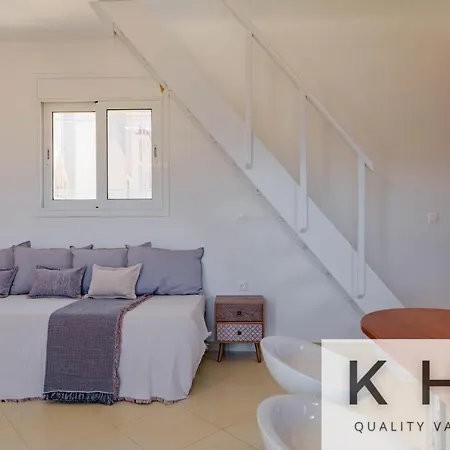 Top Floor Loft With Sea View & Large Balconies! شقة